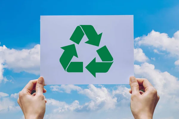 Retten Weltökologie Konzept Umweltschutz mit Händen halten ausgeschnittenes Papier zeigt — Stockfoto