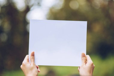 Doğa arka planda el ile iş kağıdı göster