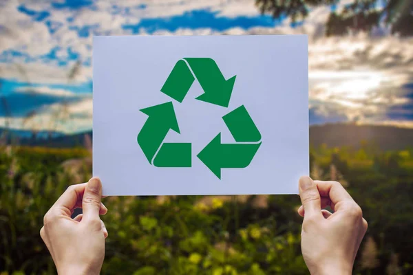 Save World Ecology concept milieubehoud met handen houden uitgesneden papier Recycle tonen — Stockfoto