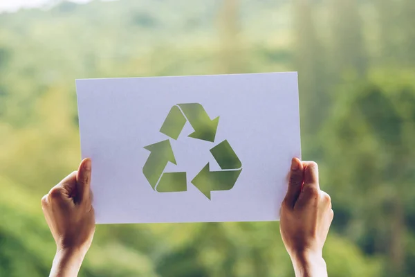 Weltökologie retten Konzept Umweltschutz mit Händen halten ausgeschnittenes Papierrecycling zeigen — Stockfoto