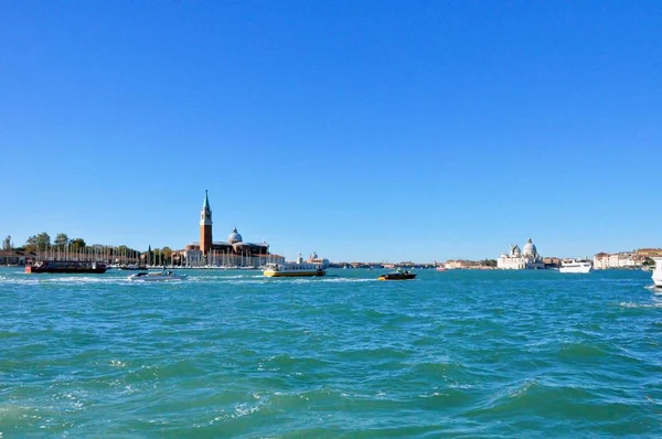 Venedik şehir panorama bigwater görünümden. İtalya