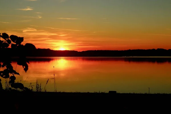 Gölüzerinde yansıması ile Kırmızı Sunset