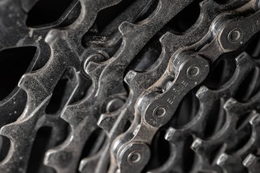 Siyah zemin üzerinde bisiklet zincirinin dikey görüntüsü