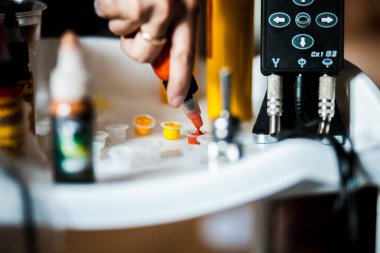 Dövme makinesi. Dövme renkler. Boyalar