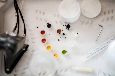 Dövme makinesi. Dövme renkler. Boyalar