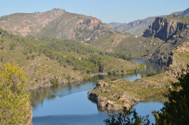 Albalate dağ Altomira yüksek gelen Shooted fotoğraf Albalate De Zorita bir tekne geçiş ile onun geçip Tajo nehirde nehir dedi gösterir. Manzara seyahat tatil. 29 Ekim 2016. Albalate De Zorita Guadalajara Castilla La M