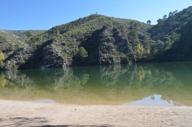 Fluvial kumsalda güzel Tagus Nehri kendine yol üzerinde; Monut Aralık Altomira Albalate içinde. Manzara seyahat tatil. 29 Ekim 2016. Albalate De Zorita Guadalajara Castilla La Mancha İspanya.