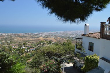 Mijas Beach ve onun güzel tipik beyaz binalar onun eski kent manzarasına. 4 Ağustos 2016. Mimari tatil seyahat. Mijas Málaga Endülüs İspanya.