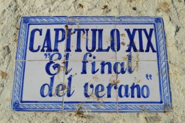 Plak Nerja'da Antonio Mercero tarafından mavi yaz serisi için adanmış. 6 Ağustos 2016. Mimari tatil sinema seyahat. Nerja Málaga Endülüs İspanya.