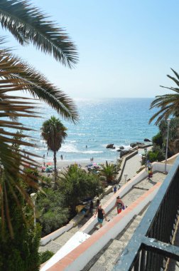 Nerja güzel kumsalı görebileceğimiz üzerinden harika deniz yürüme. 6 Ağustos 2016. Mimari tatil seyahat. Nerja Málaga Endülüs İspanya.