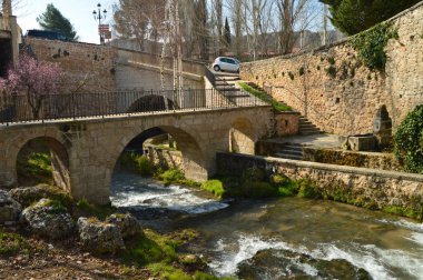 Trillo altında A çok güzel bir köprü ve Tagus Nehri bırakarak onun geçmek için nehir Cifuentes güzel şelaleler. Doğa, seyahat, tatil. 18 Mart 2016. Trillo, Guadalajara, Castilla La Mancha, İspanya.