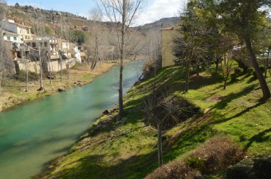 Trillo kasaba onun geçip, Majestic Tagus Nehri. Manzara, seyahat, doğa. 18 Mart 2016. Trillo, Guadalajara, Castilla La Mancha, İspanya.