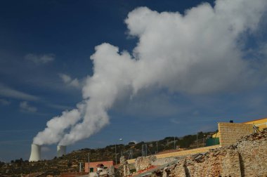 İki Yataklı bacalar Trillo nükleer santral. Enerji, seyahat, tatil. 18 Mart 2016. Trillo, Guadalajara, Castilla La Mancha, İspanya.