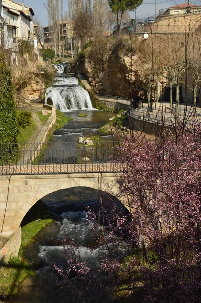 Krásné Vodopády Řeky Cifuentes Jeho Průchodu Trillo Pod Krásný Most — Stock fotografie