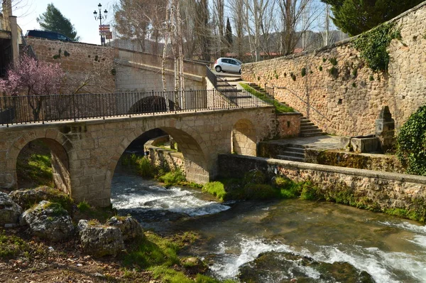 Trillo altında A çok güzel bir köprü ve Tagus Nehri bırakarak onun geçmek için nehir Cifuentes güzel şelaleler. Doğa, seyahat, tatil. 18 Mart 2016. Trillo, Guadalajara, Castilla La Mancha, İspanya.