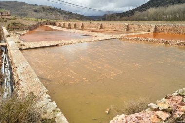 Havuz, su birikintisi, kemerler ve yontma taş ve Manposteria güzel kahverengi rengi ile Imon Salinas yapılan dönme dolap. Mimari, bilim, Jeoloji, seyahat. 18 Mart 2016. IMON, La Alcarria, Guadalajara, Castilla La Mancha, İspanya.