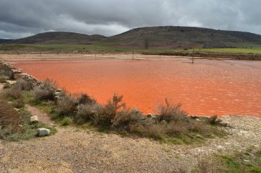 Havuz, su birikintisi, Recocederos ve yontma taş ve Manposteria güzel kırmızımsı rengi ile Imon Salinas yapılan Norias. Mimari, bilim, Jeoloji, seyahat. 18 Mart 2016. IMON, La Alcarria, Guadalajara, Castilla La Mancha, İspanya.