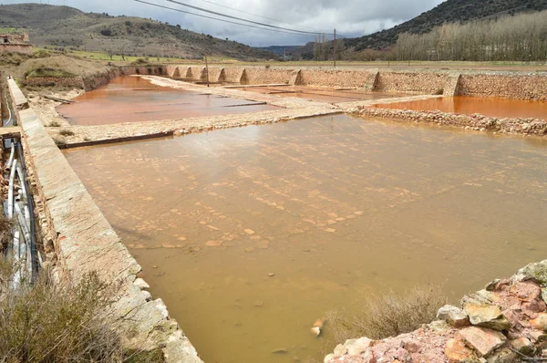 Havuz, su birikintisi, kemerler ve yontma taş ve Manposteria güzel kahverengi rengi ile Imon Salinas yapılan dönme dolap. Mimari, bilim, Jeoloji, seyahat. 18 Mart 2016. IMON, La Alcarria, Guadalajara, Castilla La Mancha, İspanya.