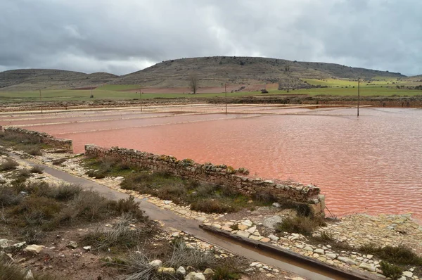 Havuz, su birikintisi, Recocederos ve yontma taş ve Manposteria güzel kırmızımsı rengi ile Imon Salinas yapılan Norias. Mimari, bilim, Jeoloji, seyahat. 18 Mart 2016. IMON, La Alcarria, Guadalajara, Castilla La Mancha, İspanya.