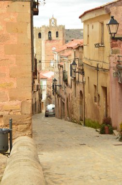 Sıguenza Santa Maria katedralde dik bir çan Caddesi güzel manzara. Mimari, seyahat, Rönesans. 19 Mart 2016. Sıguenza, Guadalajara, La Alcarria, Castilla La Mancha. İspanya.