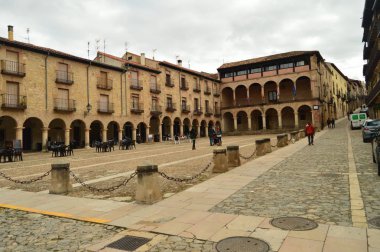 Main Square Sıguenza onun güzel kemerli Soportals ile. Mimari, seyahat, Rönesans. 19 Mart 2016. Sıguenza, Guadalajara, La Alcarria, Castilla La Mancha. İspanya.