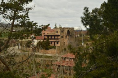 İki Kule'ye Sıguenza ile XIV yüzyılın muhteşem Ortaçağ ev. Mimari, seyahat, Rönesans. 19 Mart 2016. Sıguenza, Guadalajara, La Alcarria, Castilla La Mancha. İspanya.