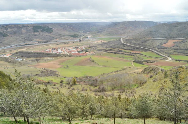 Barış ve huzur Meadows Medinaceli köy içinde muhteşem manzaralarını zevk. Mimari, Tarih, seyahat. 19 Mart 2016. Medinaceli, Soria, Castilla Leon, İspanya.