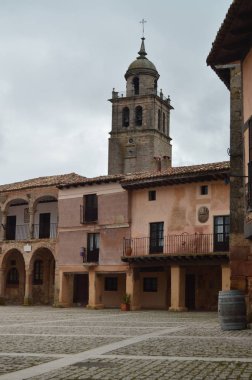Medinaceli köyü Kilise kulesinde üst kısım görünümünü kemerli portalları ile Main Square. Mimari, tarih, seyahat. 19 Mart 2016. Medinaceli, Soria, Castilla Leon, İspanya.