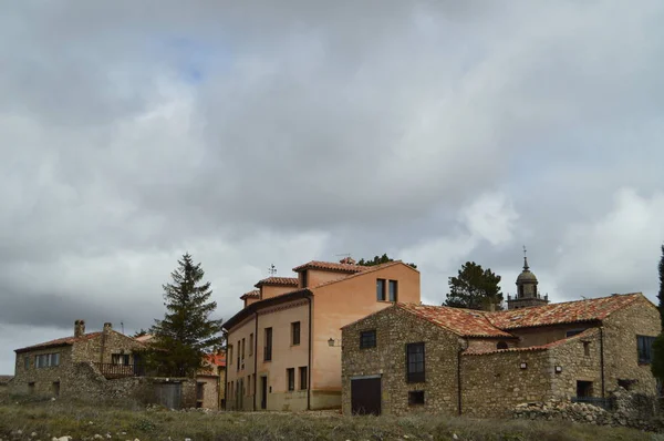 Casas Pedra Topo Você Pode Ver Torre Sino Catedral Aldeia — Fotografia de Stock