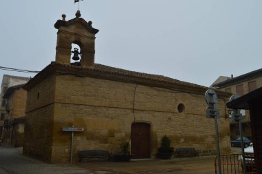 Ana cephe San Roque San Vicente De La Sonsierra çok bulutlu bir günde Hermitage. Mimari, sanat, tarih, seyahat. 26 Aralık 2015. San Vicente De La Sonsierra, La Rioja, Spain.