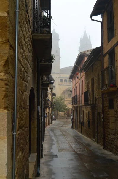 Zeer Smalle Straat Aan Het Eind Waar Parochie Kerk Van — Stockfoto