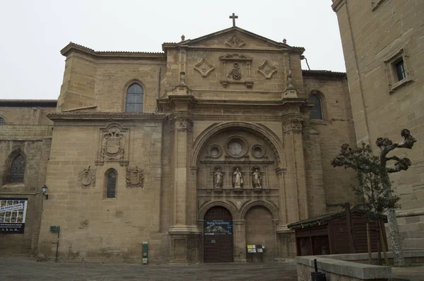 サント ドミンゴ カルサーダの大聖堂のファサード 2015 サント ドミンゴ カルサーダ リオハ スペイン — ストック写真