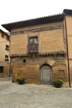 Arka plan Briones varsayım Kilisesi ile güzel bir kapı ile ortaçağ tarzı cephe. Mimari, sanat, tarih, seyahat. 27 Aralık 2015. Briones, La Rioja, Spain.