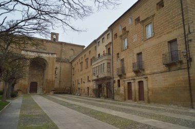 Ana kare, Casalarreina pitoresk yapılarıyla ve kilise San Martin. Mimari, sanat, tarih, seyahat. 27 Aralık 2015. Casalarriena, La Rioja, Spain.