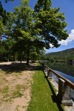 Çiftlik bahçelerde çevreleyen sonsuz bir korkuluk ile deniz adında Gölü. Sanat tarihi biyoloji. 19 Haziran 2018. La Granja Segovia İspanya.