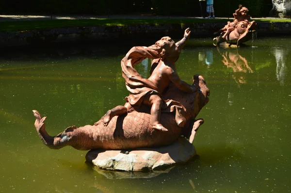 Scultura Una Fontana Con Piccoli Angeli Cima Pesci Che Emanano — Foto Stock