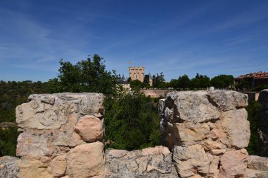 Oldukça Castle sürekli Segovia duvarlarından vurdu. Mimarlık tarihi seyahat. 18 Haziran 2018. Segovia Castilla-Leon İspanya.