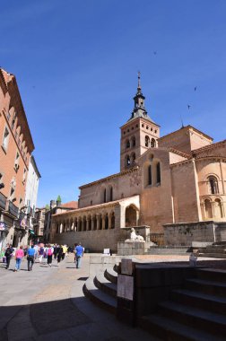 Arcads onun bitki Segovia altında kemerli güzel kilise San Millan. Mimarlık tarihi seyahat. 18 Haziran 2018. Segovia Castilla-Leon İspanya.
