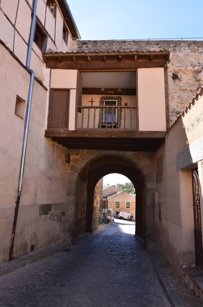 Segovia Duvarlı Şehir Dar Caddesi Güzel Kapıdan Mimarlık Tarihi Seyahat — Stok fotoğraf