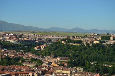 Güzel panoramik fotoğraf Segovia, su kemeri ve Segovia merkezi. Mimari, seyahat, geçmiş. 18 Haziran 2018. Segovia Castilla Leon İspanya.