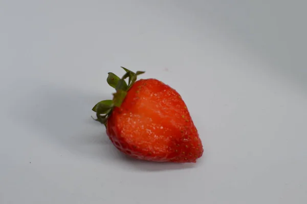 Mordida Morango Vermelha Fresca Fruta Fotografia Estúdio Protetores Tela Fundos — Fotografia de Stock