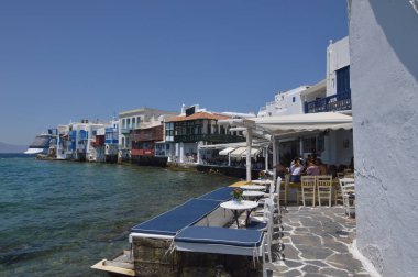 Chora şehir Mikonos Adası üzerinde küçük Venedik mahallede güzel manzaralarını. Sanat tarihi mimarisi. 3 Temmuz 2018. Chora, Mykonos Adası, Yunanistan.
