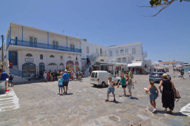 Güzel tipik beyaz ve Blue Square Chora Mikonos Adası restoranlarda ile. Arte tarihi mimari 3 Temmuz 2018. Chora, Mykonos Adası, Yunanistan.