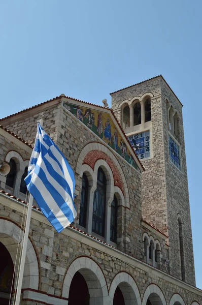 Iglesia Ortodoxa Konstantinos Con Hermosa Bandera Griega Azul Blanca Ondeando — Foto de Stock