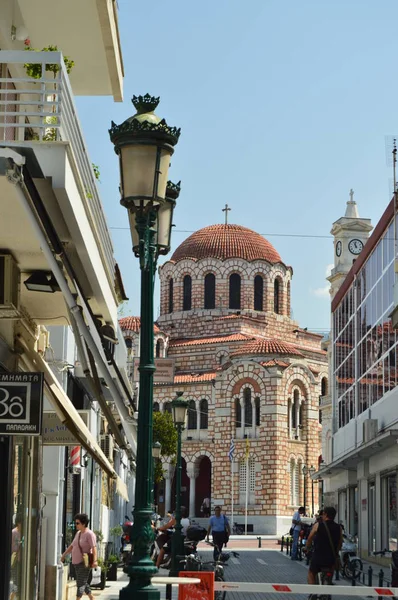 Ortodoks Kilisesi San Nicolas yakındaki sokaklarında birini gördüm. Mimarlık tarihi Travel.4 Temmuz 2018. Volos. Magnesia. Yunanistan.