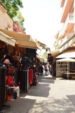 Marroquineria mahalle piyasadaki yakınındaki dar sokaklarında tarafından güzel dükkanlar. Tarihi mimari seyahat. 6 Temmuz 2018. Hanya Girit Adası. Yunanistan.