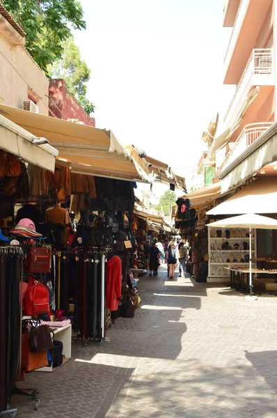 Marroquineria mahalle piyasadaki yakınındaki dar sokaklarında tarafından güzel dükkanlar. Tarihi mimari seyahat. 6 Temmuz 2018. Hanya Girit Adası. Yunanistan.