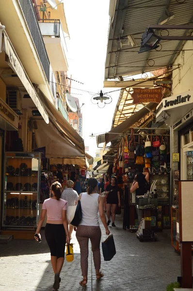 Marroquineria mahalle piyasadaki yakınındaki dar sokaklarında tarafından güzel dükkanlar. Tarihi mimari seyahat. 6 Temmuz 2018. Hanya Girit Adası. Yunanistan.