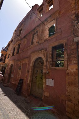 Harika Bizans tarzı bina Chania içinde neredeyse yıkıldı. Tarihi mimari seyahat. 6 Temmuz 2018. Hanya Girit Adası. Yunanistan.