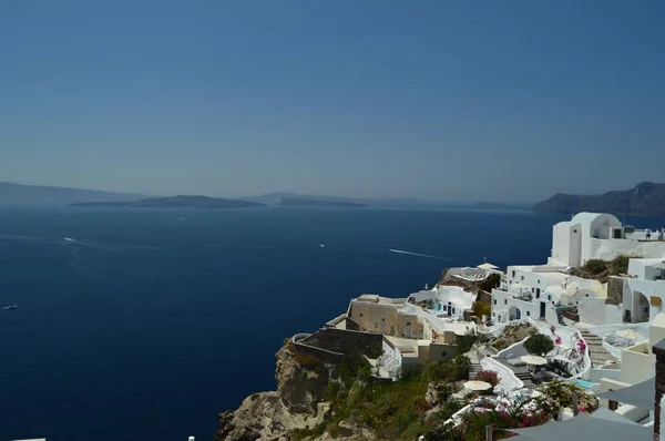 Zobacz Domy Niebieskim Sklepieniem Dachu Widokiem Niebiesko Morze Egejskie Wyspie — Zdjęcie stockowe